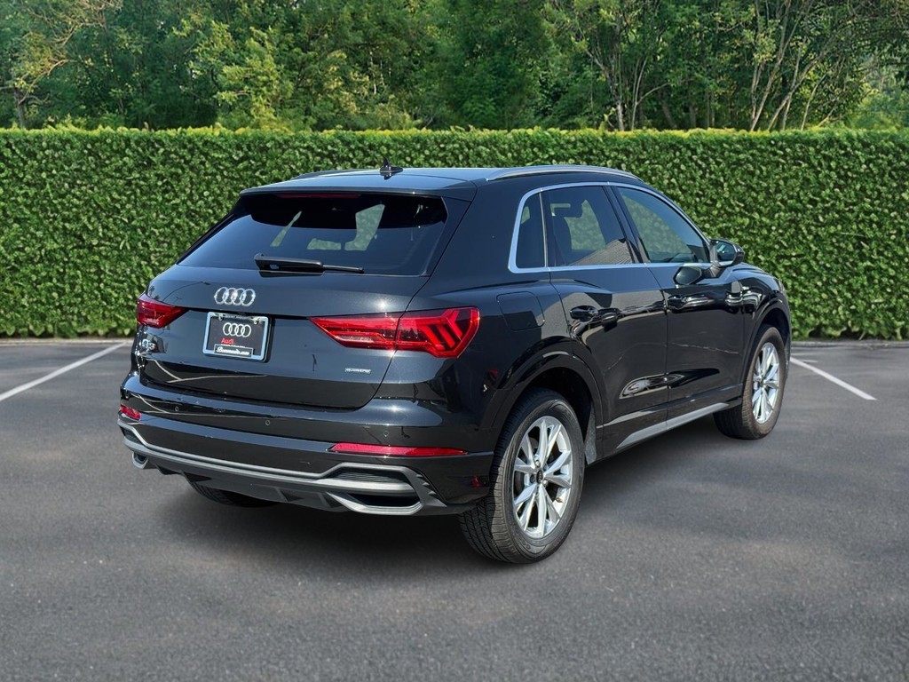 Audi Q3 Vehicle Full-screen Gallery Image 03