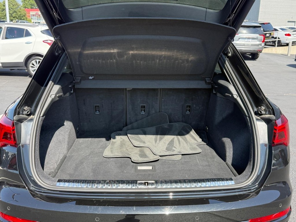 Audi Q3 Vehicle Full-screen Gallery Image 04