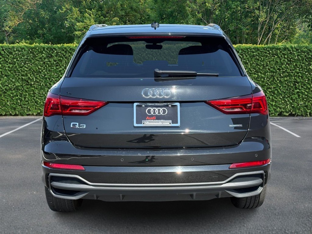 Audi Q3 Vehicle Full-screen Gallery Image 05