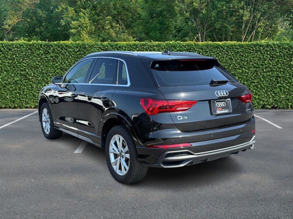 Audi Q3 Vehicle Full-screen Gallery Image 06