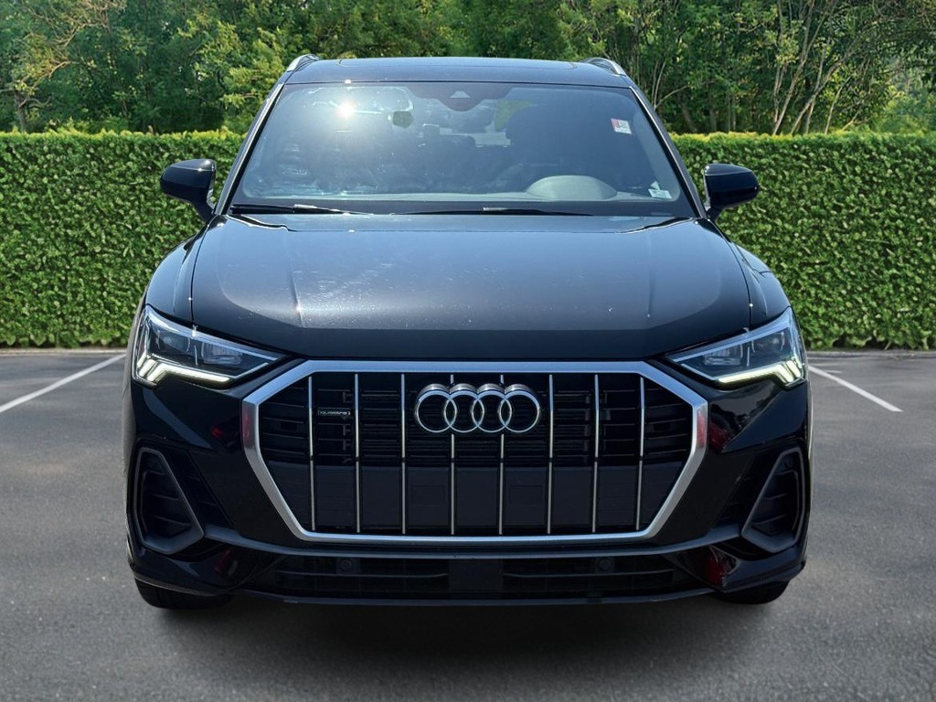 Audi Q3 Vehicle Full-screen Gallery Image 09