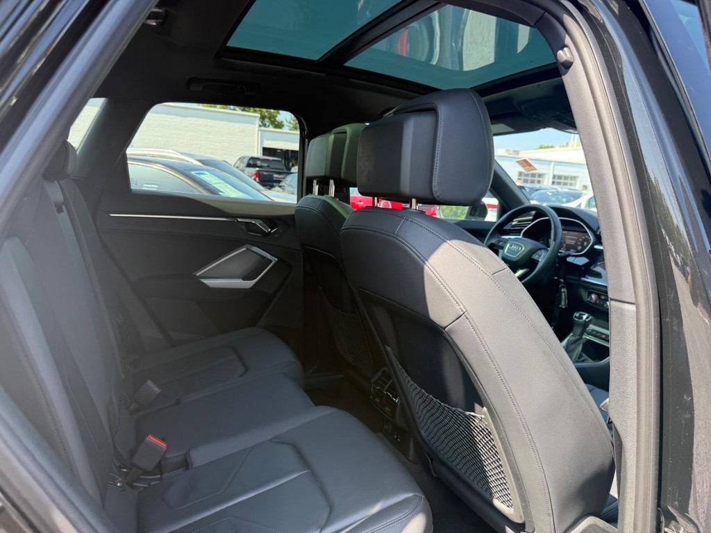 Audi Q3 Vehicle Full-screen Gallery Image 10