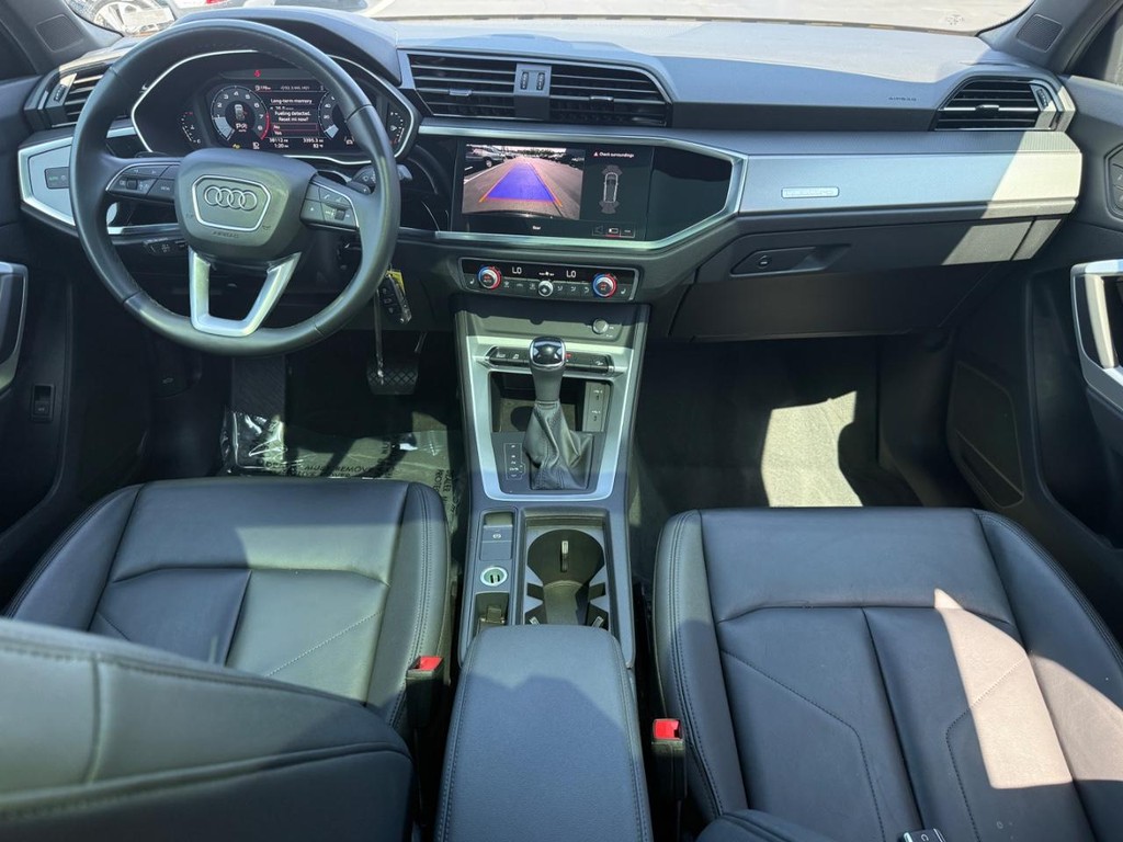 Audi Q3 Vehicle Full-screen Gallery Image 11
