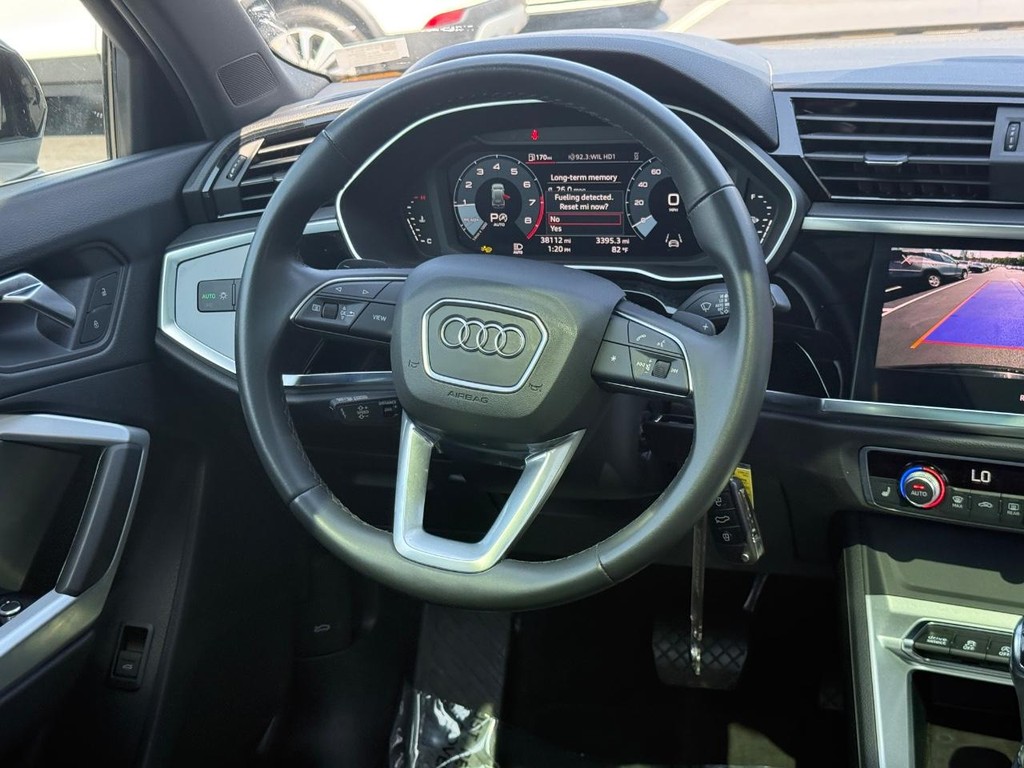 Audi Q3 Vehicle Full-screen Gallery Image 12
