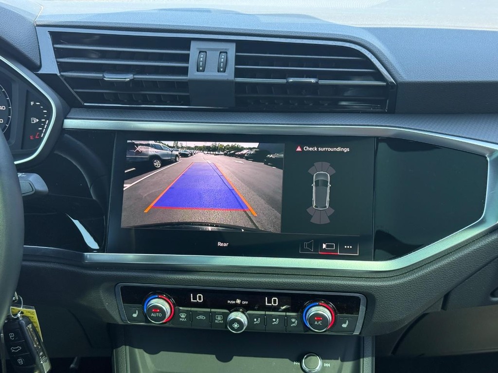 Audi Q3 Vehicle Full-screen Gallery Image 13