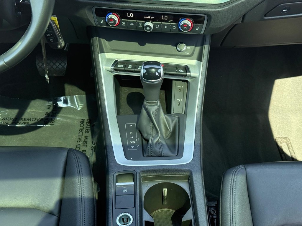 Audi Q3 Vehicle Full-screen Gallery Image 14