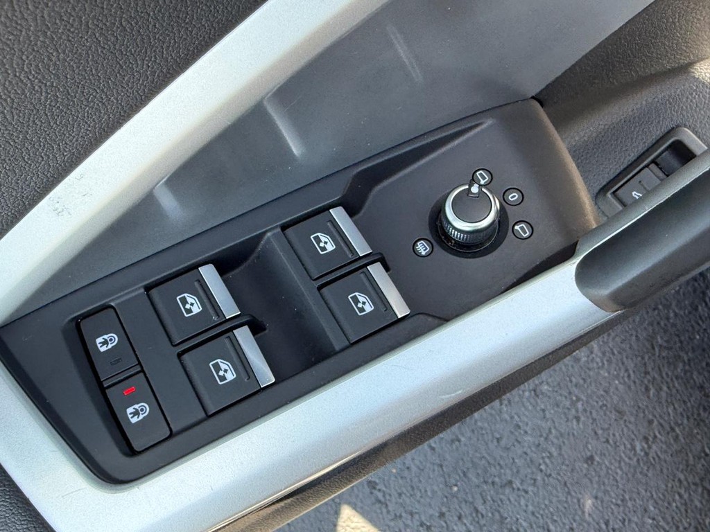 Audi Q3 Vehicle Full-screen Gallery Image 15
