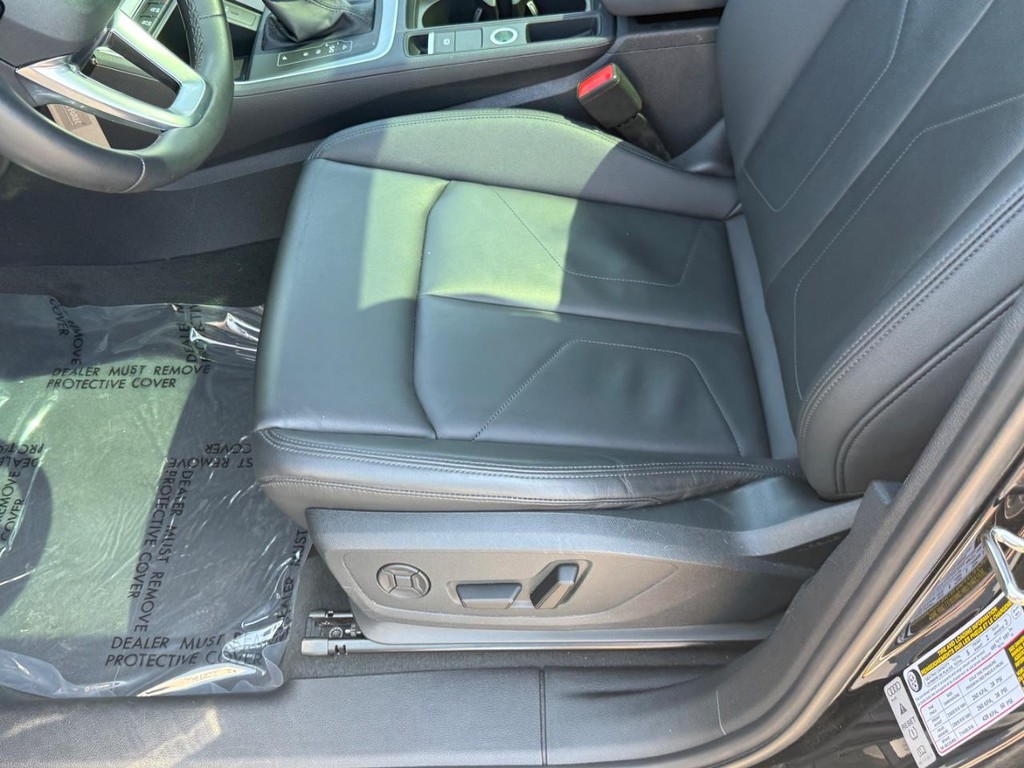 Audi Q3 Vehicle Full-screen Gallery Image 16