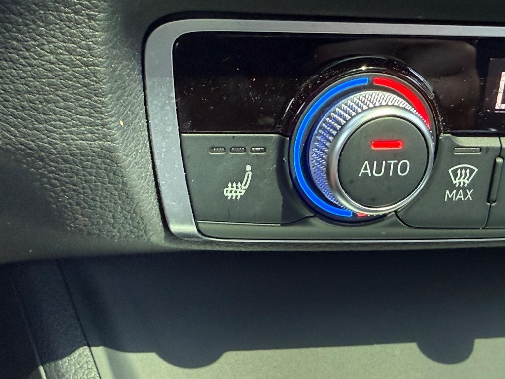 Audi Q3 Vehicle Full-screen Gallery Image 22