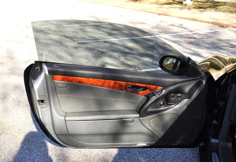 Mercedes-Benz SL-Class Vehicle Full-screen Gallery Image 08