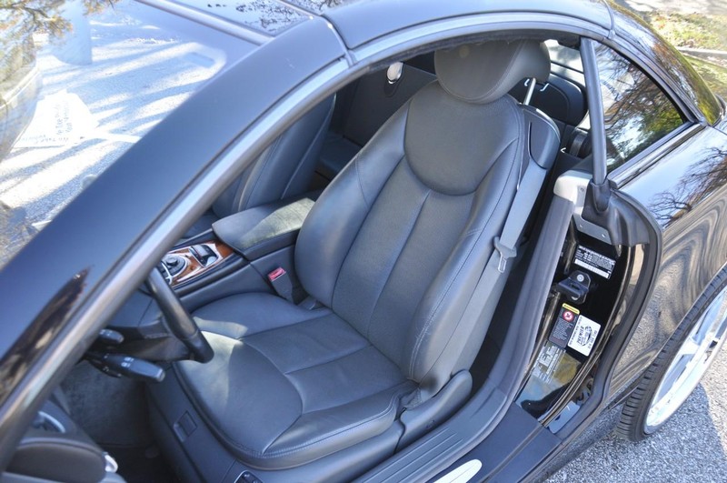 Mercedes-Benz SL-Class Vehicle Full-screen Gallery Image 10