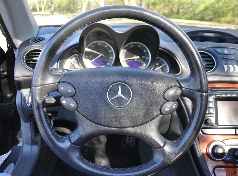 Mercedes-Benz SL-Class Vehicle Full-screen Gallery Image 11