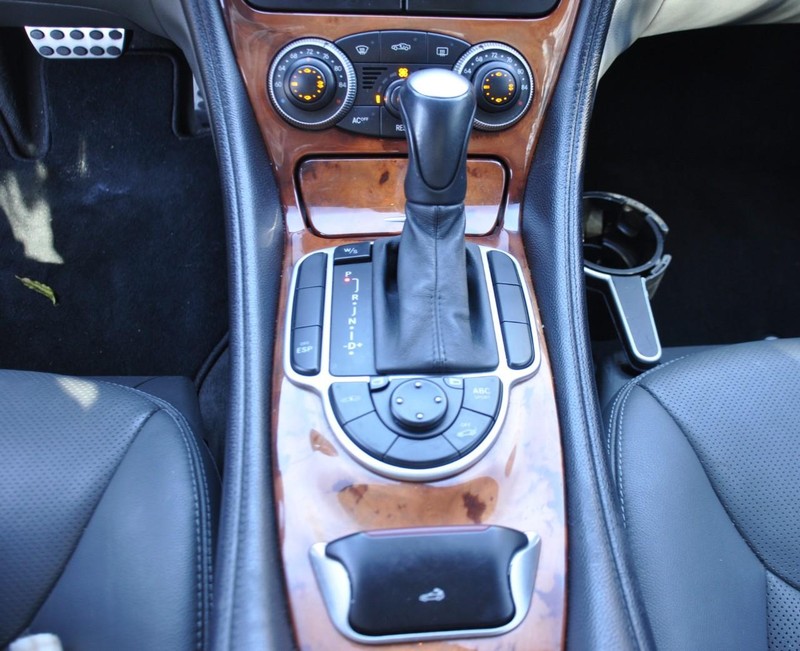 Mercedes-Benz SL-Class Vehicle Full-screen Gallery Image 14