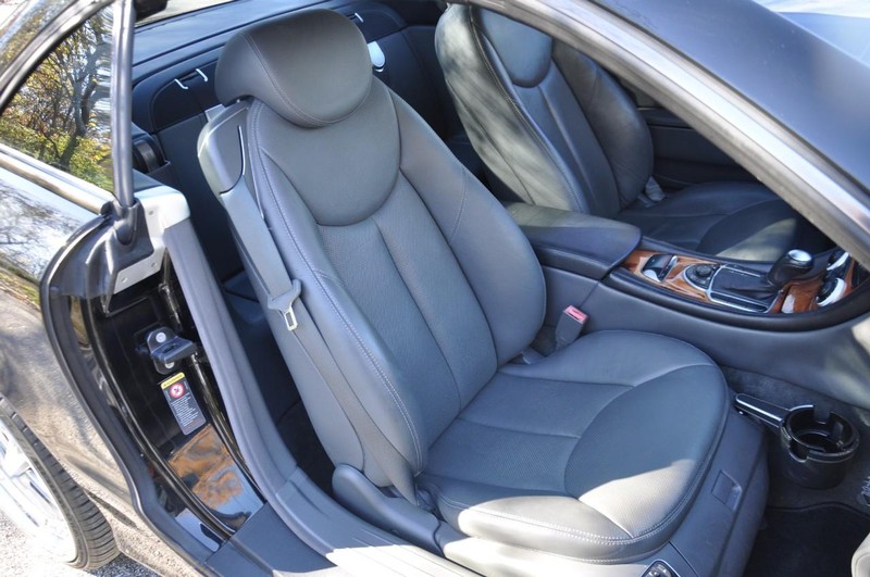 Mercedes-Benz SL-Class Vehicle Full-screen Gallery Image 19