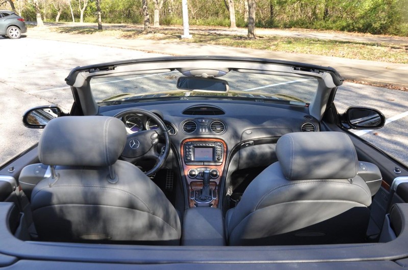 Mercedes-Benz SL-Class Vehicle Full-screen Gallery Image 24