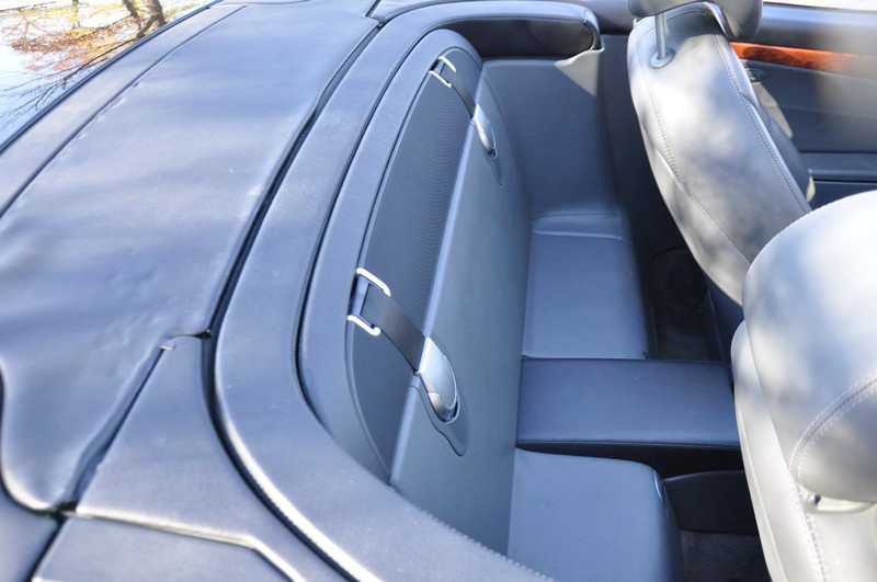 Mercedes-Benz SL-Class Vehicle Full-screen Gallery Image 25