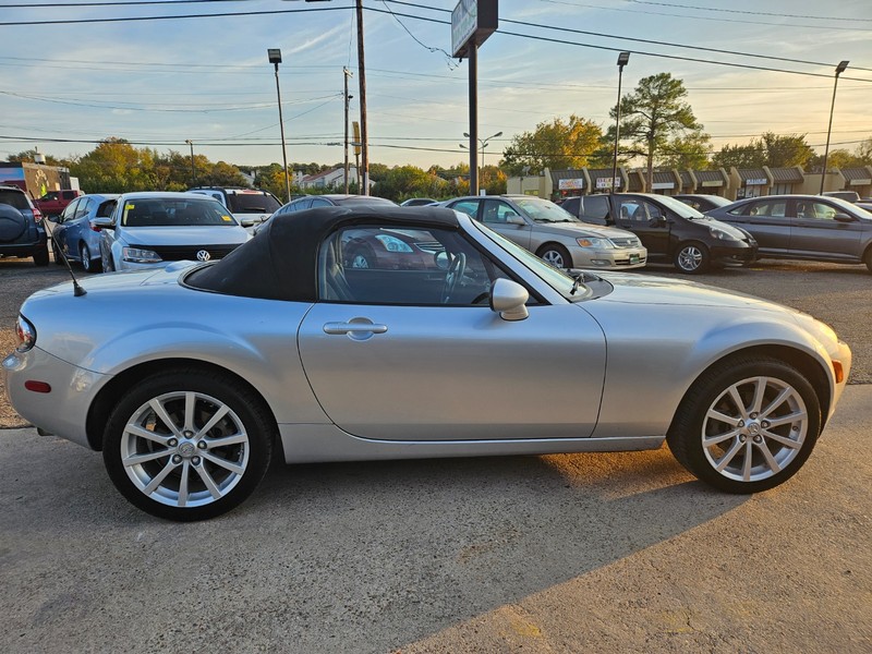 Mazda MX-5 Miata Vehicle Full-screen Gallery Image 03