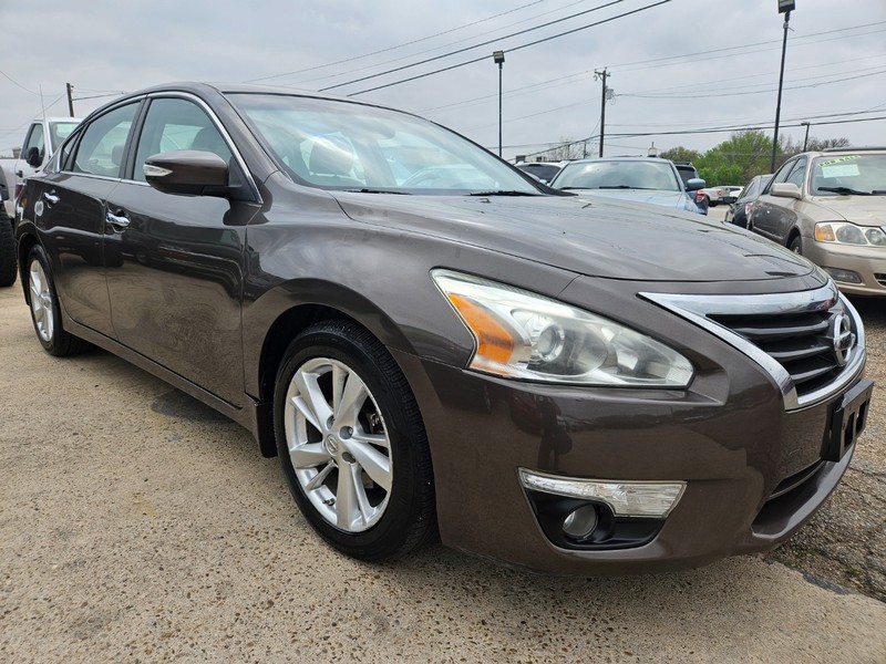 Nissan Altima Vehicle Full-screen Gallery Image 02