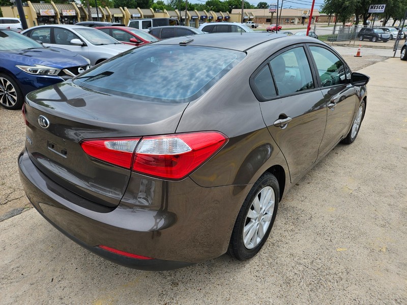 Kia Forte Vehicle Full-screen Gallery Image 03