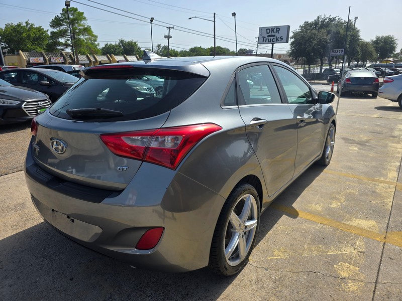 Hyundai Elantra GT Vehicle Full-screen Gallery Image 03
