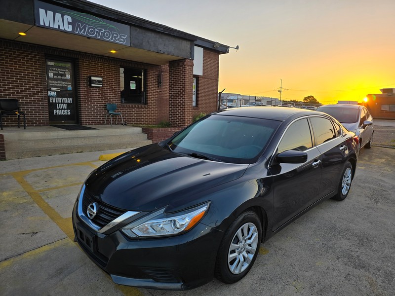 Nissan Altima Vehicle Full-screen Gallery Image 01