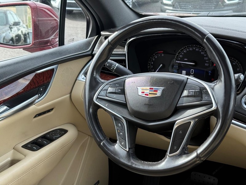 Cadillac XT5 Vehicle Image 14