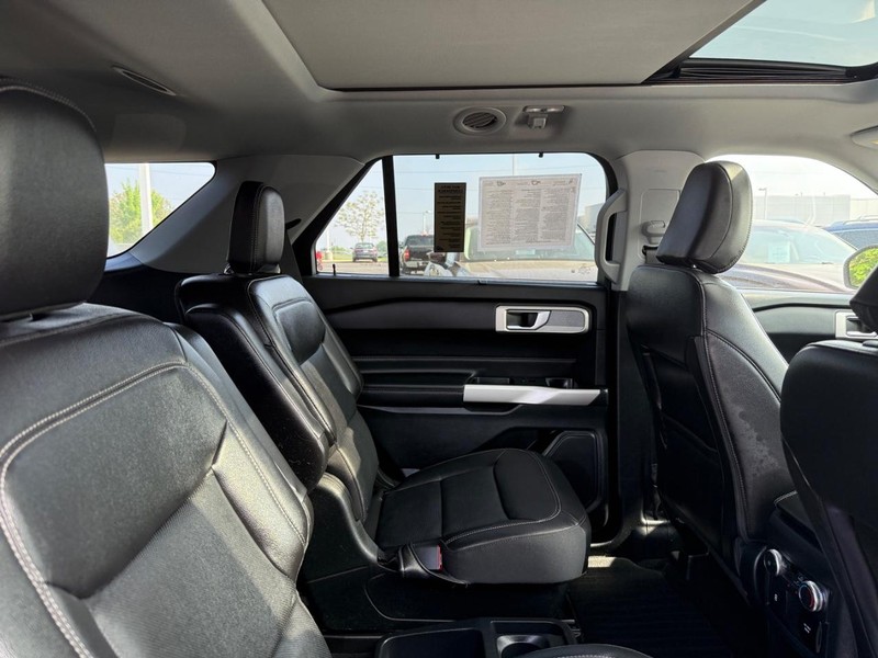 Ford Explorer Vehicle Image 09