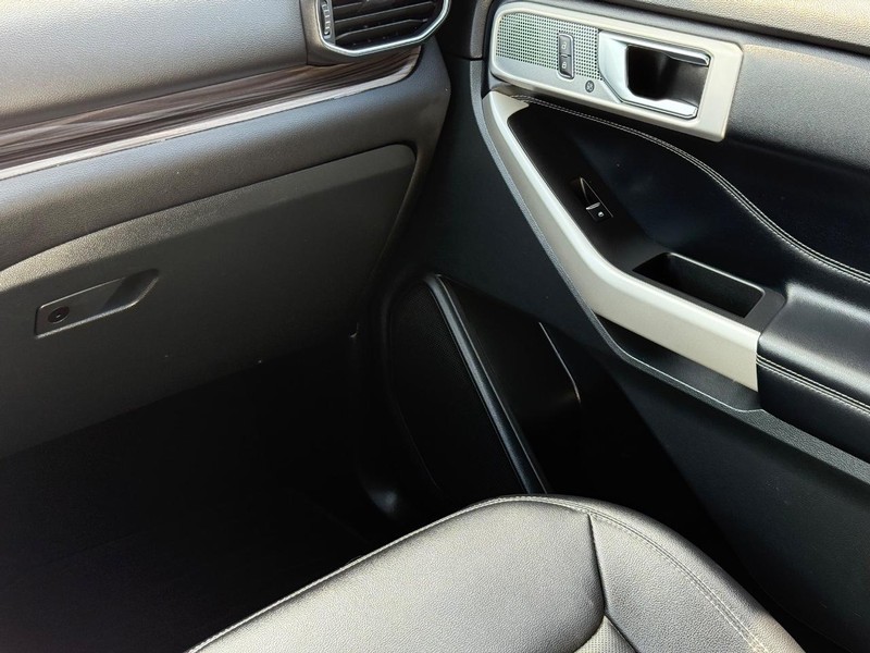 Ford Explorer Vehicle Image 14