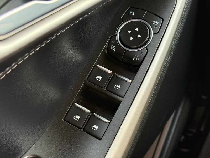 Ford Explorer Vehicle Image 21