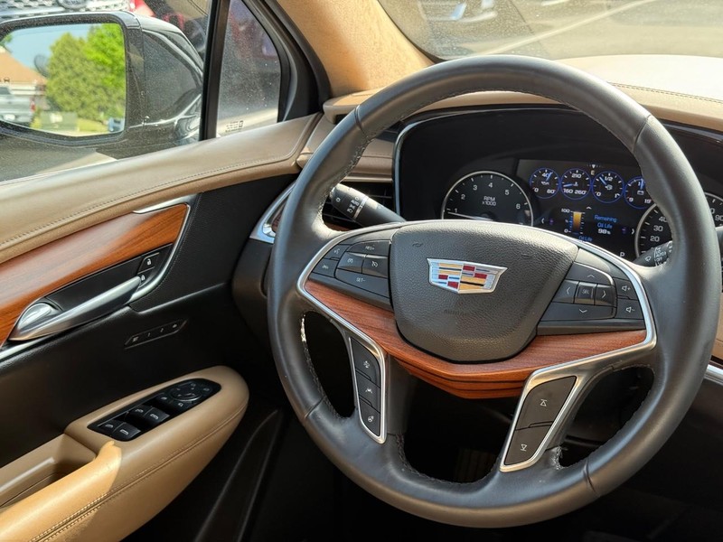 Cadillac XT5 Vehicle Image 14