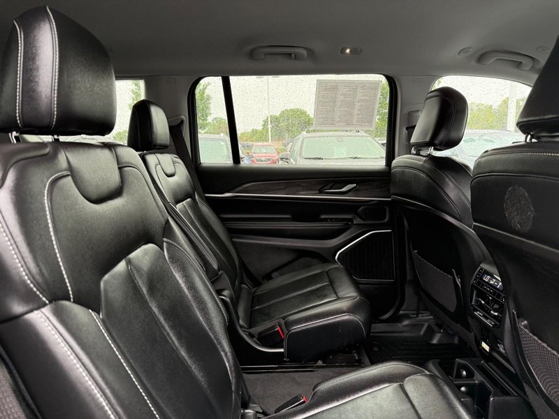 Jeep Grand Cherokee L Vehicle Image 09