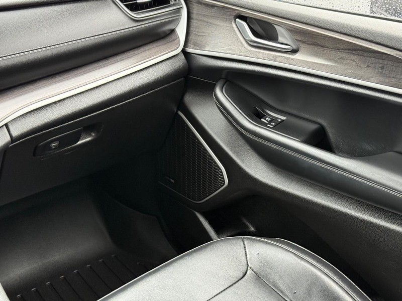 Jeep Grand Cherokee L Vehicle Image 14