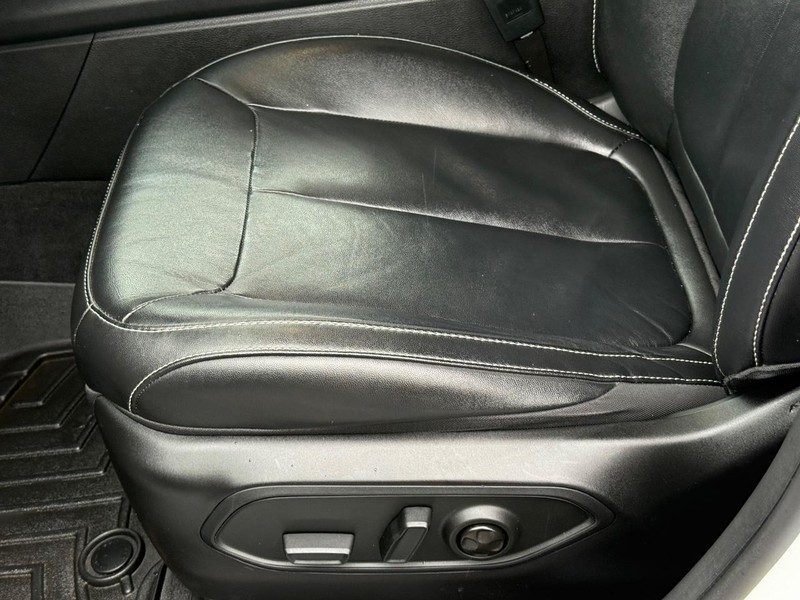 Jeep Grand Cherokee L Vehicle Image 21