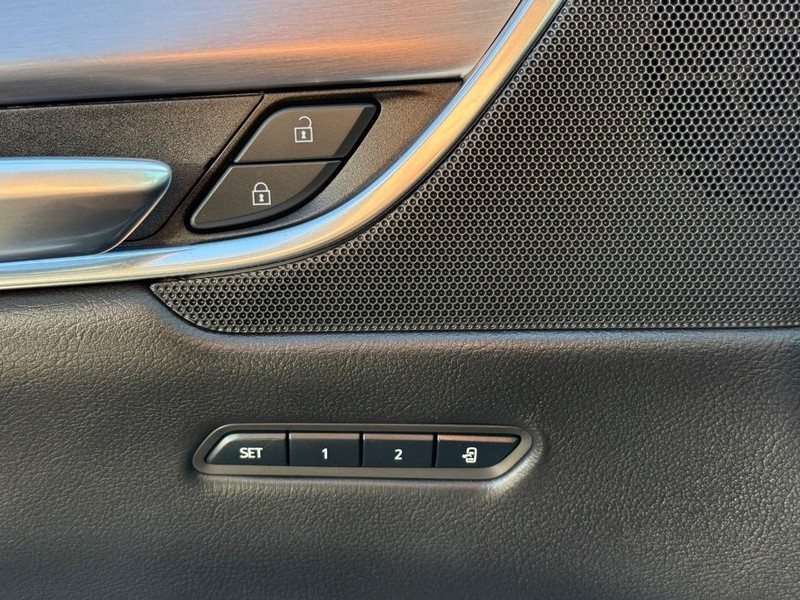 Cadillac XT5 Vehicle Image 16