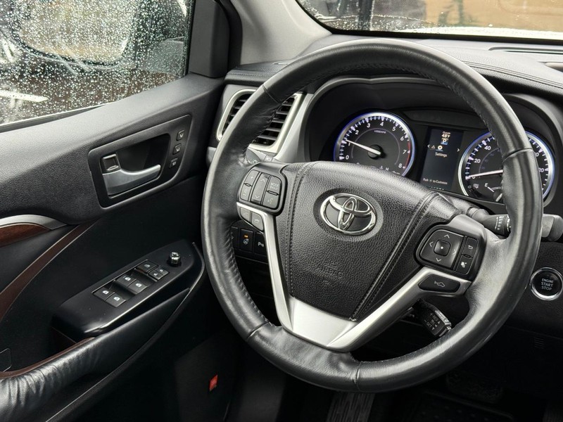Toyota Highlander Vehicle Image 15