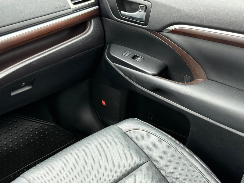 Toyota Highlander Vehicle Image 16