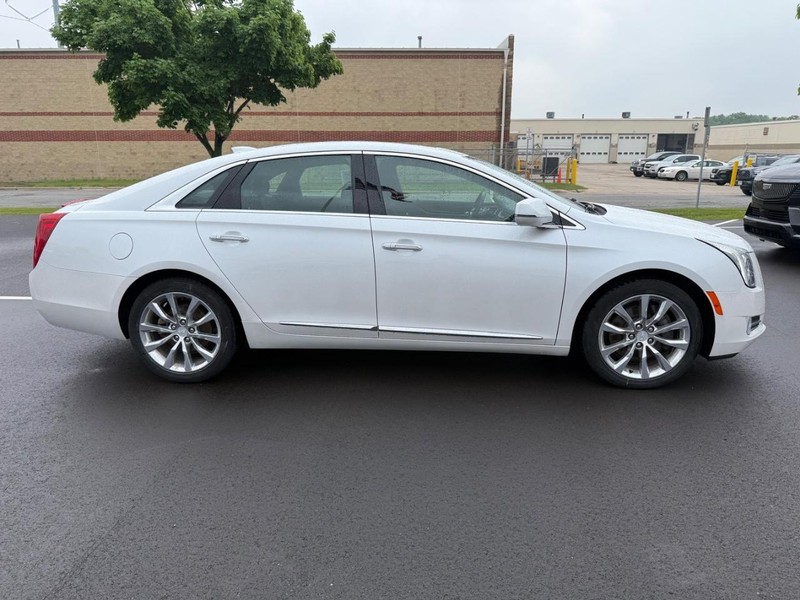 Cadillac XTS Vehicle Image 02
