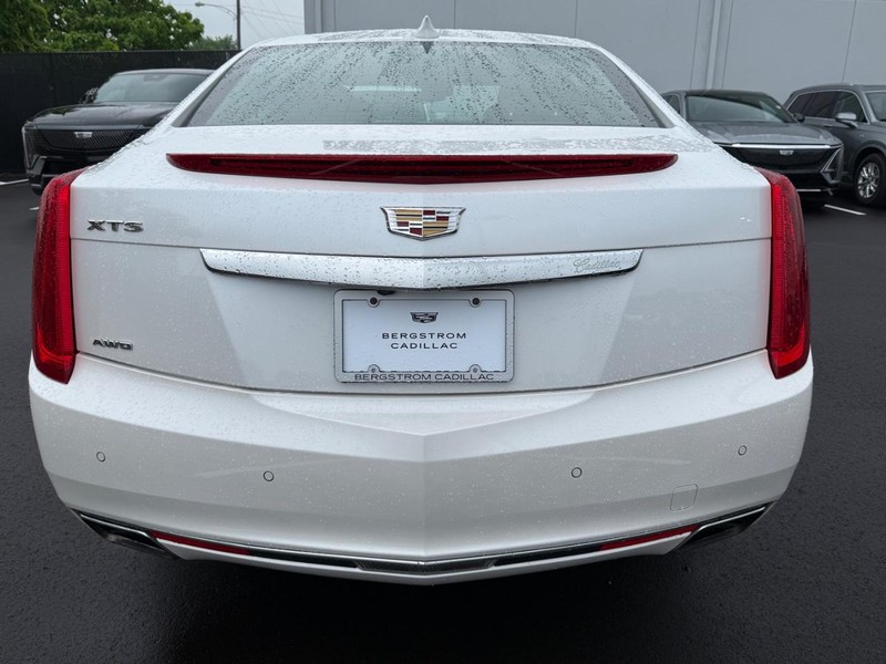 Cadillac XTS Vehicle Image 04