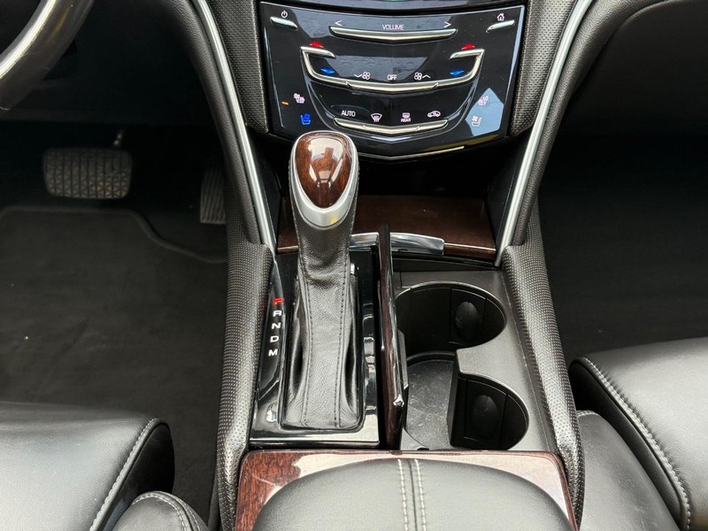 Cadillac XTS Vehicle Image 13