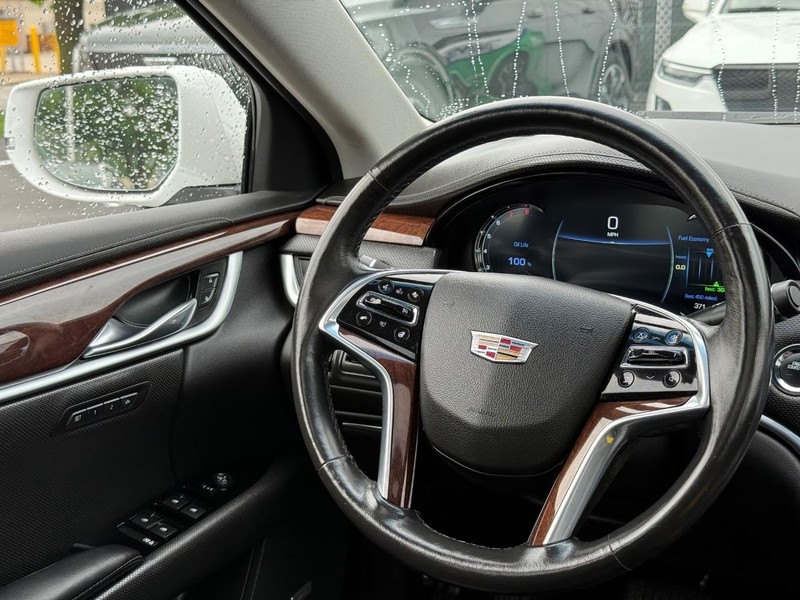 Cadillac XTS Vehicle Image 14