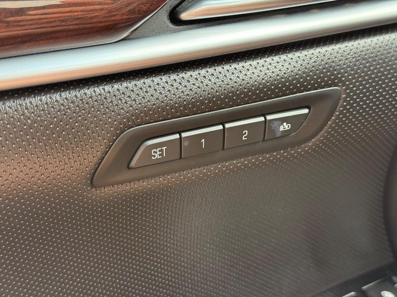 Cadillac XTS Vehicle Image 22