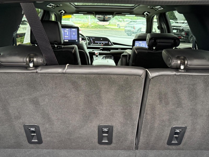 Cadillac Escalade Vehicle Image 05