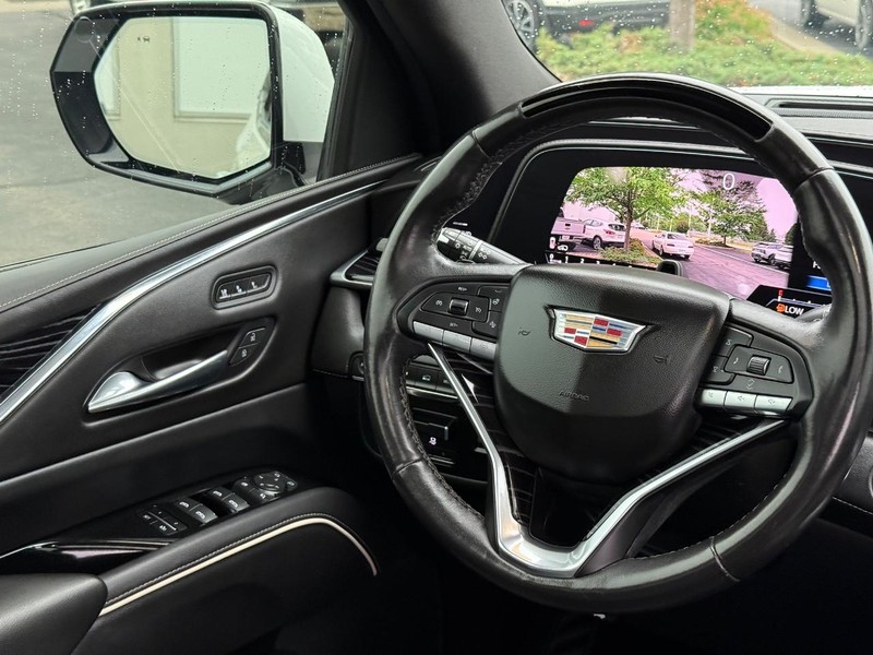 Cadillac Escalade Vehicle Image 17