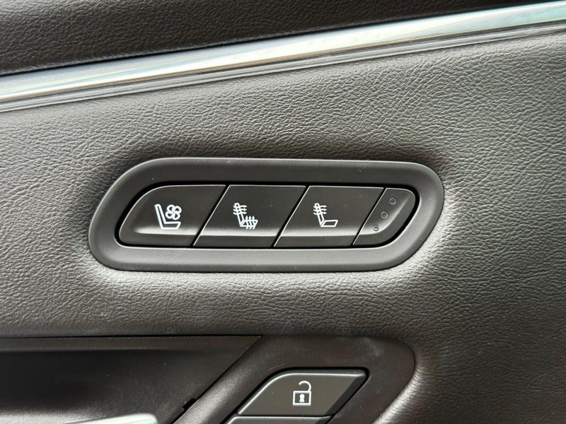 Cadillac Escalade Vehicle Image 19