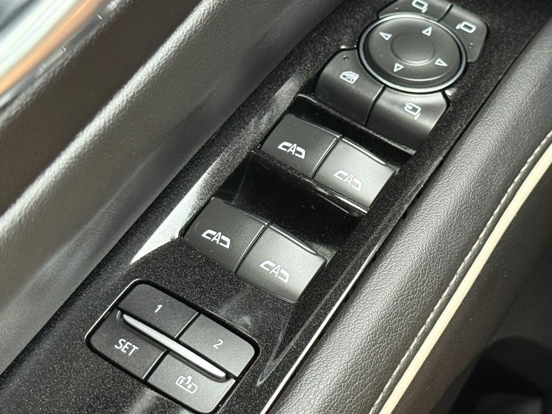 Cadillac Escalade Vehicle Image 25