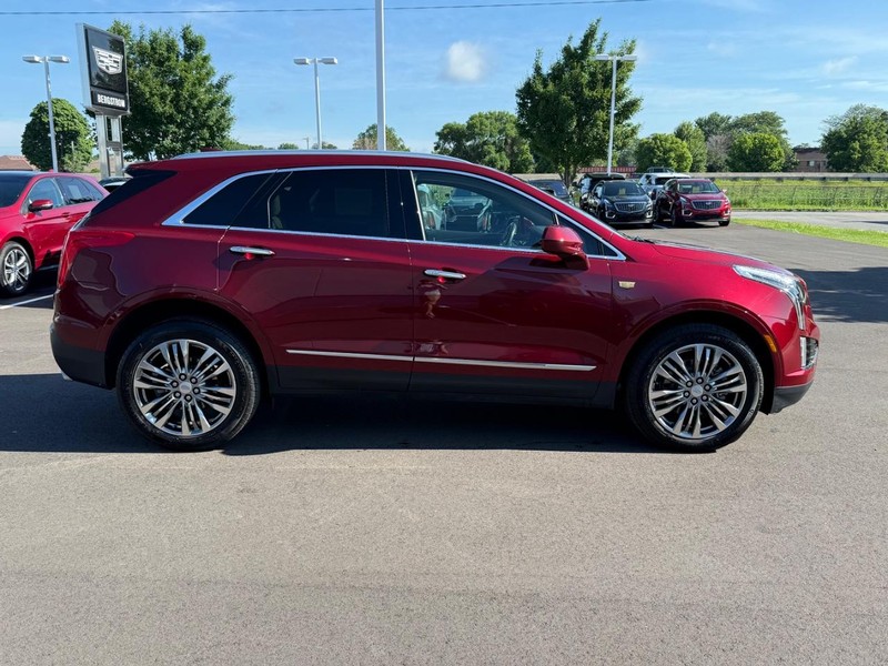 Cadillac XT5 Vehicle Image 02
