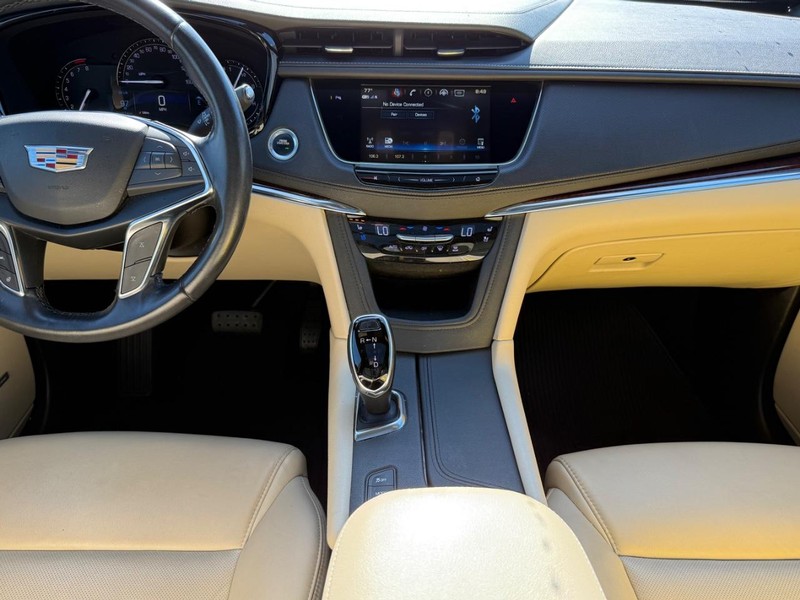 Cadillac XT5 Vehicle Image 11