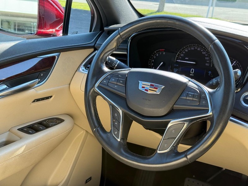 Cadillac XT5 Vehicle Image 14