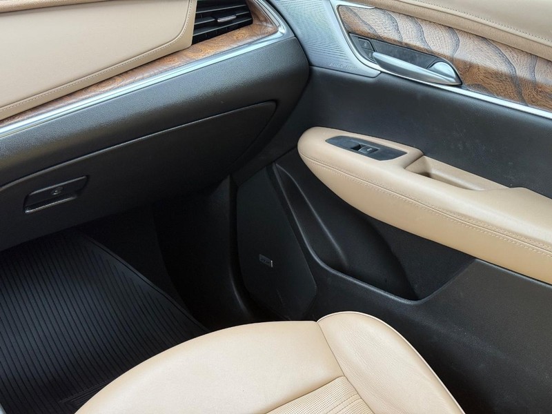 Cadillac XT5 Vehicle Image 15