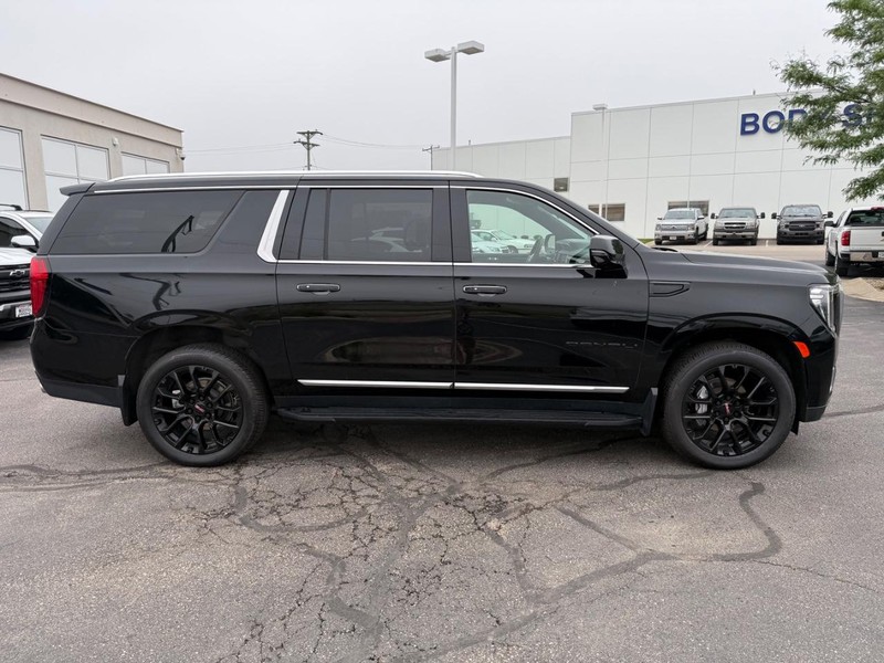 GMC Yukon XL Vehicle Image 02
